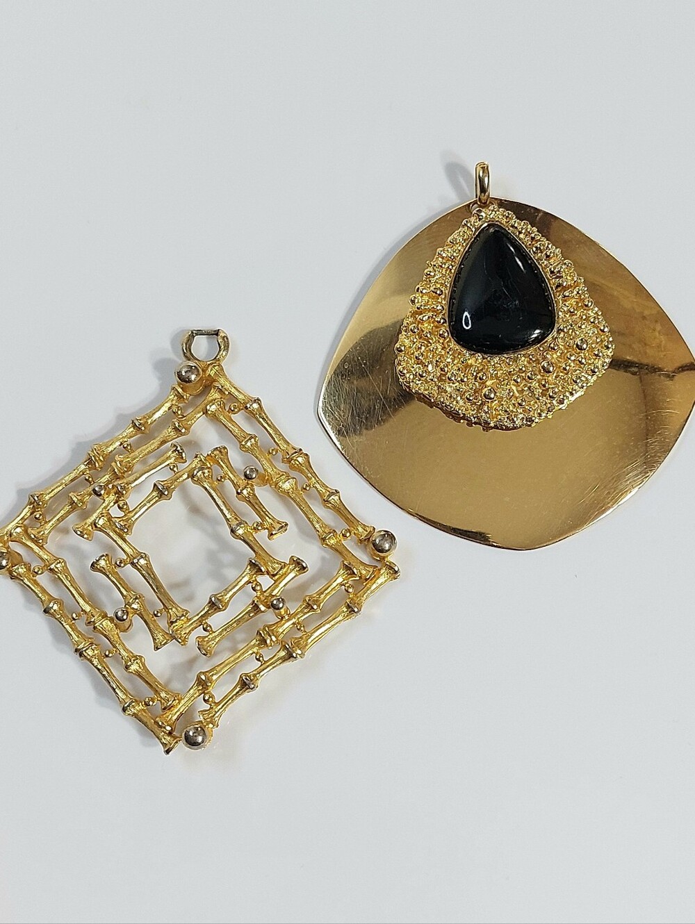 Vintage Gold Tone Womens Jewelry Necklace Pendants